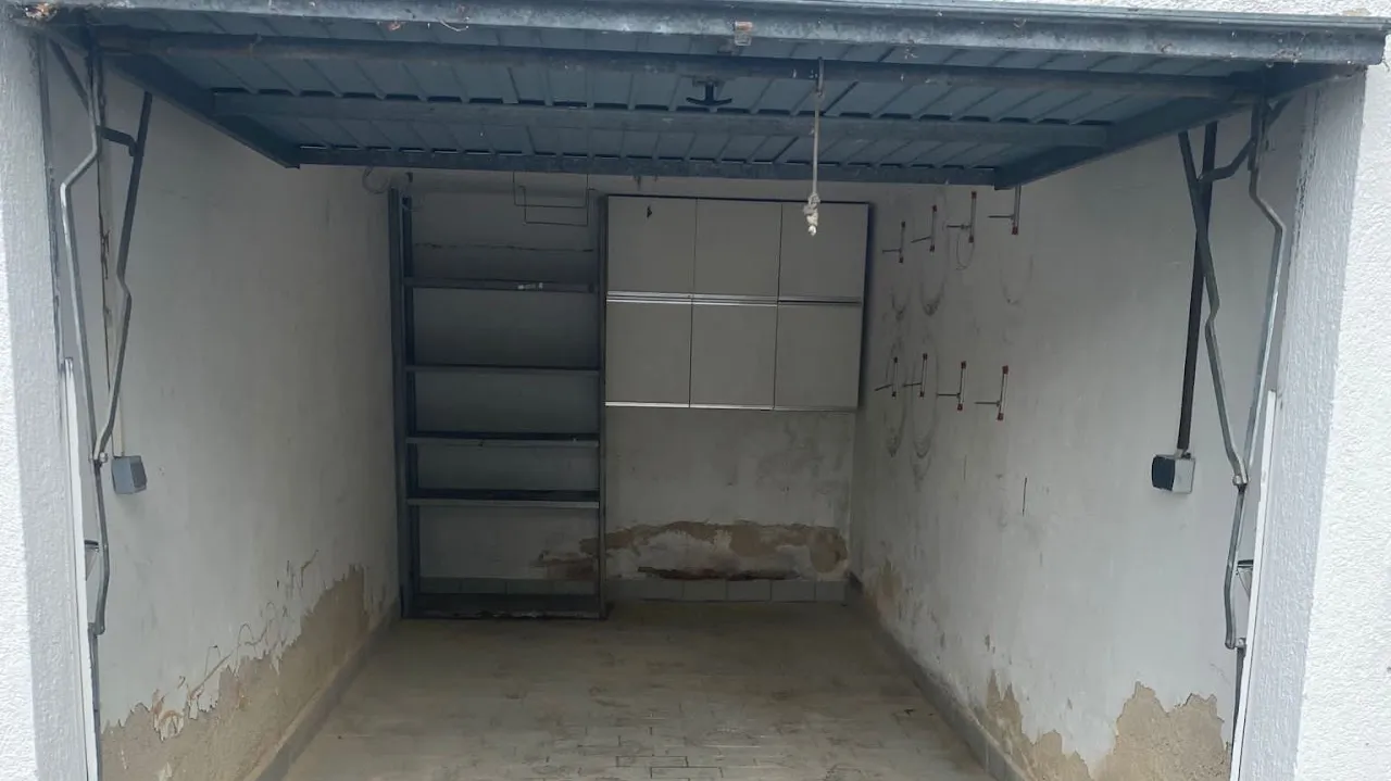 Leere, gekehrte Garage nach einer Entrümpelung