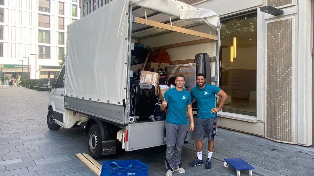 Selim und Zaur Alas vor ihrem beladenen Möbelwagen